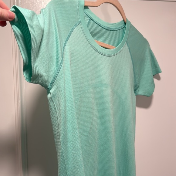 Like New - Swiftly Tech Short Sleeve 2.0 - “Wild Mint” lululemon - Picture 4 of 5